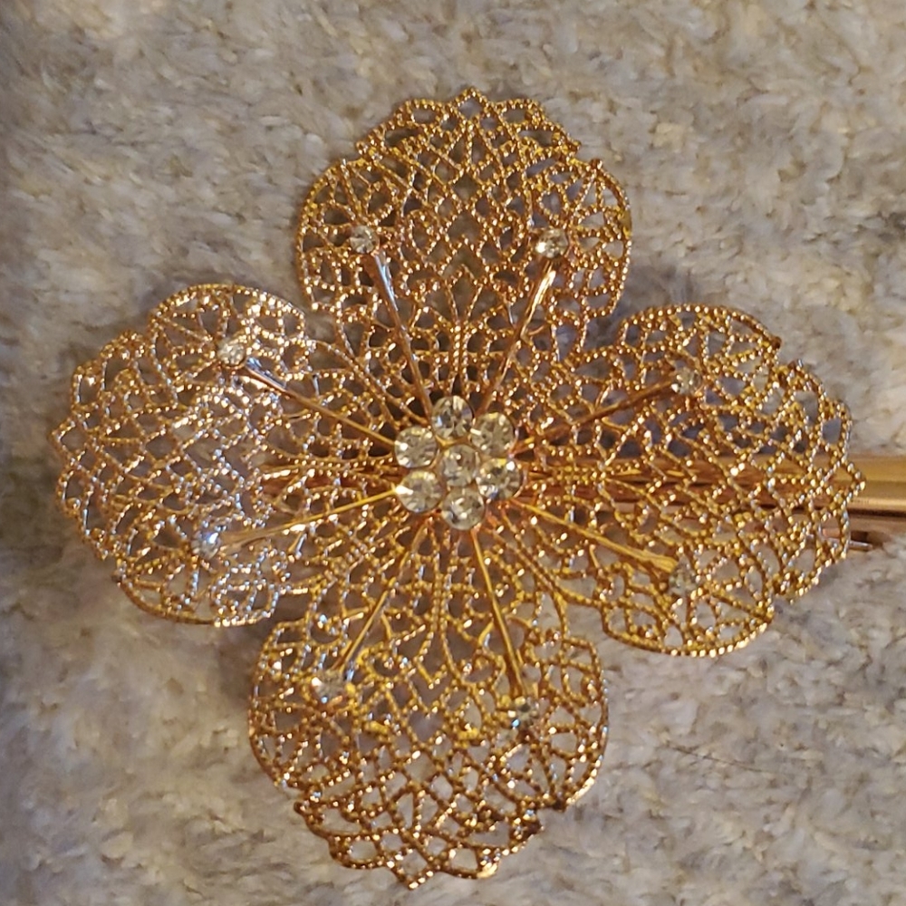 Beautiful rose gold colored hair clip.